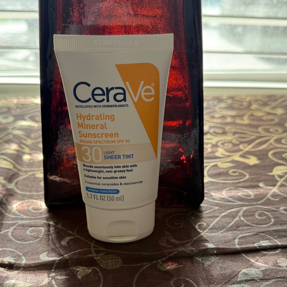 CeraVe Hydrating Mineral Sunscreen SPF 30 - Light Sheer Tint
